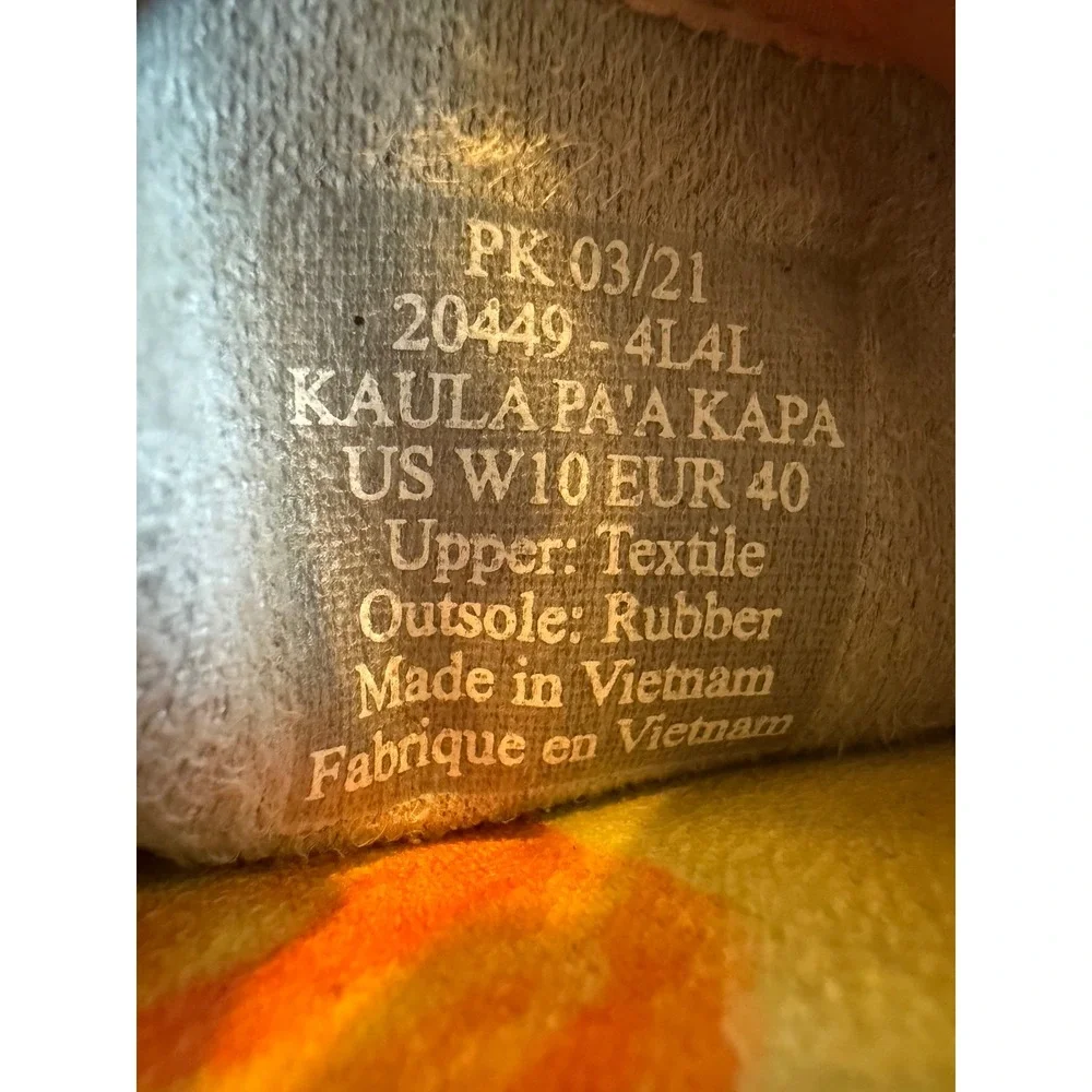 OluKai details are preowned